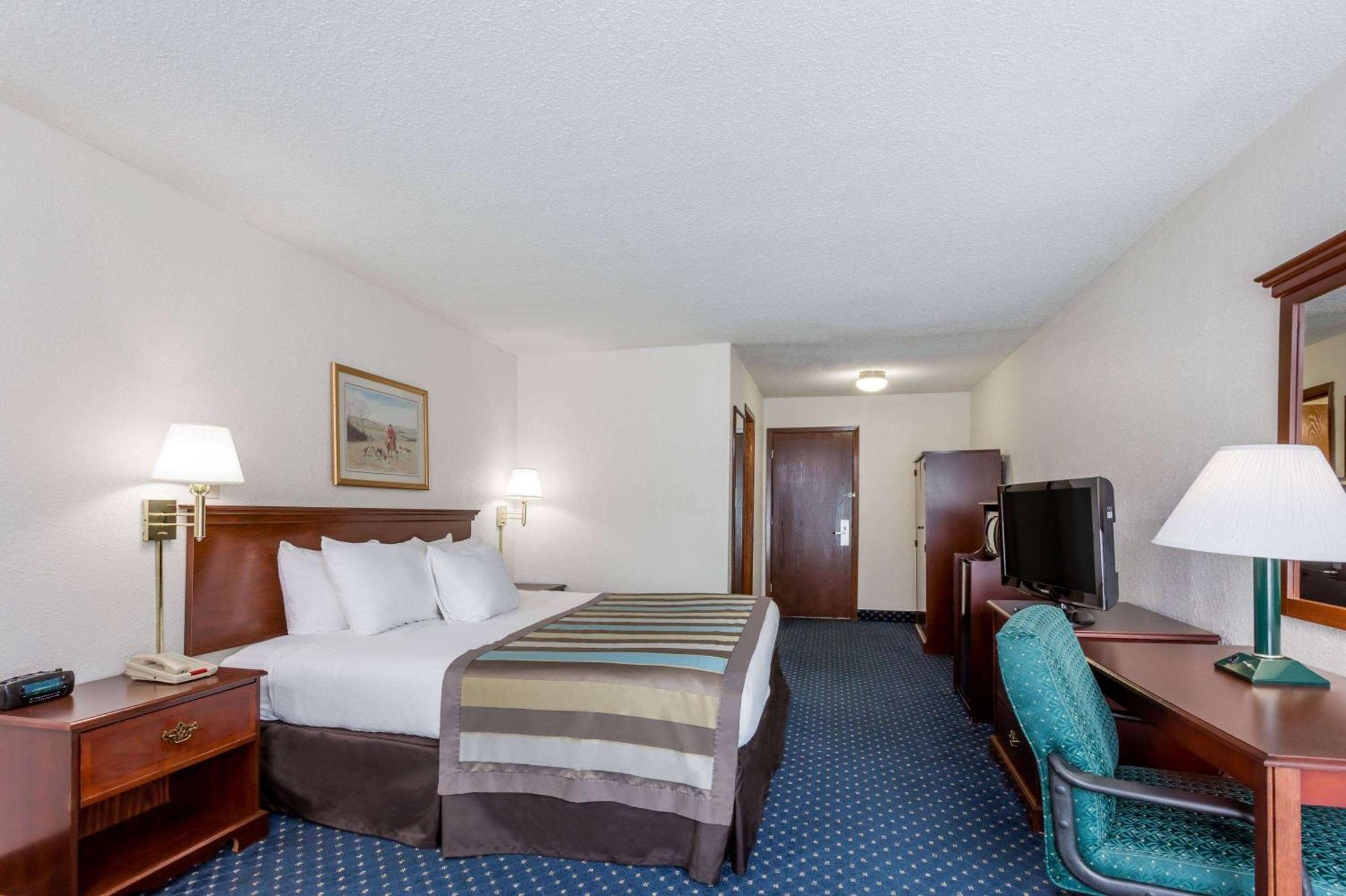 Baymont By Wyndham Greensboro/Coliseum Exterior foto