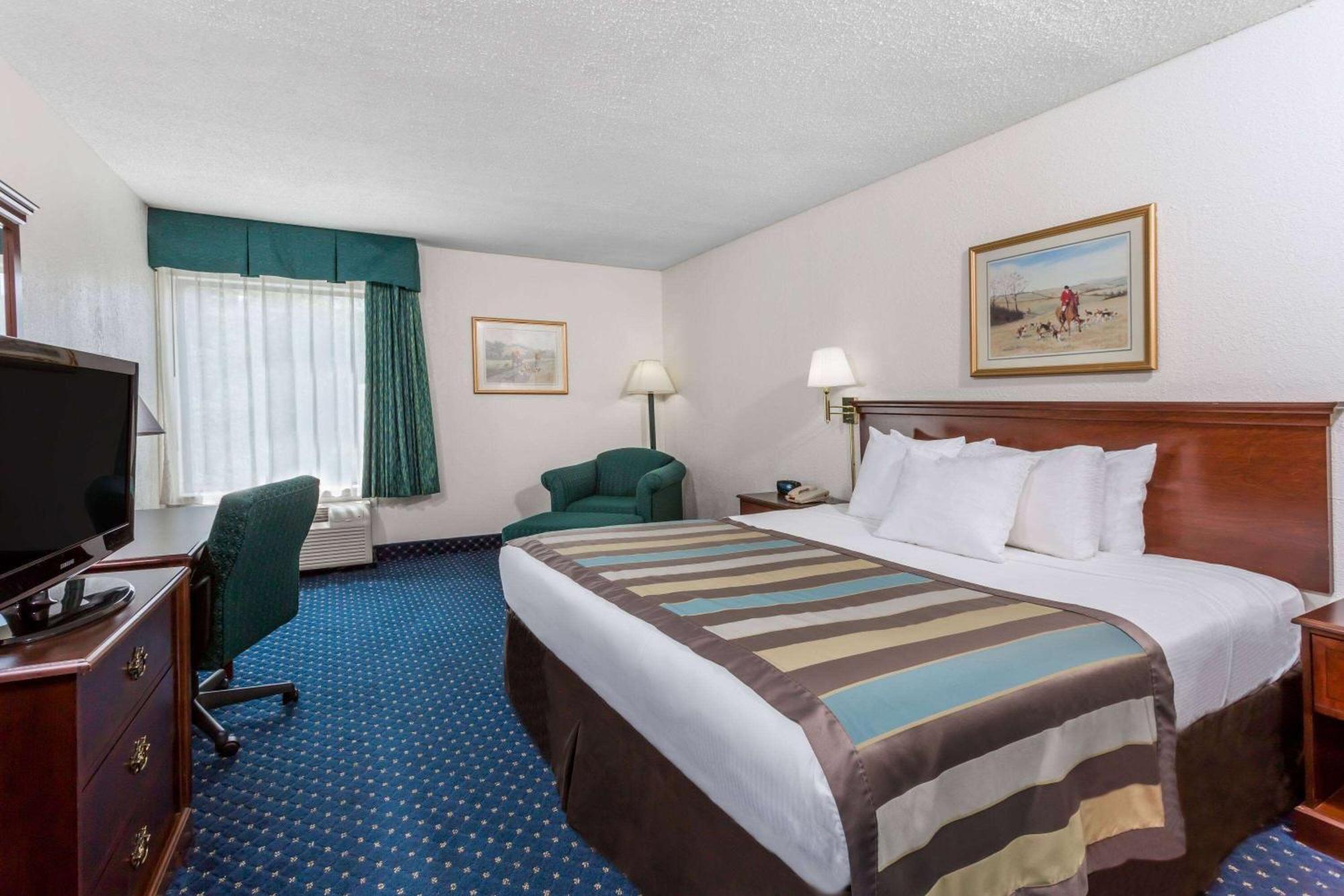Baymont By Wyndham Greensboro/Coliseum Exterior foto